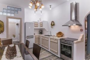 Kuchyň nebo kuchyňský kout v ubytování ELAIOLITHOS - Luxury Villa Suites - Adults Only