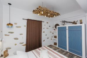 Postel nebo postele na pokoji v ubytování ELAIOLITHOS - Luxury Villa Suites - Adults Only