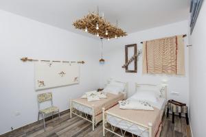 Postel nebo postele na pokoji v ubytování ELAIOLITHOS - Luxury Villa Suites - Adults Only