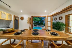 Gambar di galeri bagi Just Launched! 3BDR Designer Villa with View and Pool! di Kerobokan +4 gambar