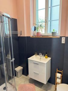 Vannituba majutusasutuses FOUR ROOMS Carlsbad Authentic