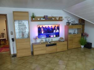 TV a/nebo společenská místnost v ubytování Ferienwohnung Kollmann