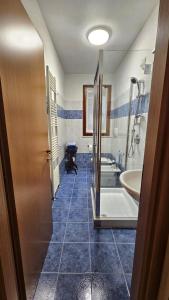 a bathroom with a tub and a sink at Alò! in Arezzo