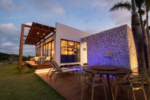 拉巴拉德纳圣米格尔Casa De Campo Com Rio Privativo的房屋设有木甲板,配有桌椅