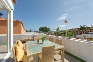 En balkon eller terrasse på Villa Lux Amarilla Golf