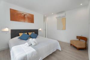 En eller flere senge i et værelse på Villa Lux Amarilla Golf + 19 billeder