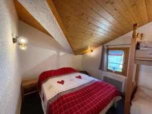 Giường trong phòng chung tại Studio cabine Les Saisies - 4 pers, balcon sud, vue montagne - FR-1-293-117