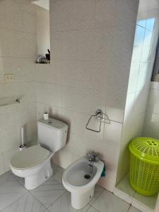 Koupelna v ubytování Casa Elena en La Ribeira Sacra + 15 fotografií