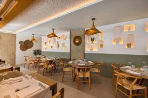 Reštaurácia alebo iné gastronomické zariadenie v ubytovaní Hotel Riu Palace La Mola