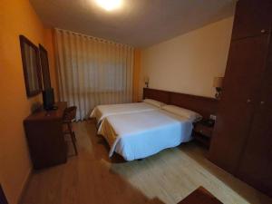 Posteľ alebo postele v izbe v ubytovaní Hotel Maycar + 11 fotografií