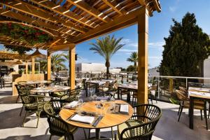 Reštaurácia alebo iné gastronomické zariadenie v ubytovaní Hotel Riu Palace La Mola