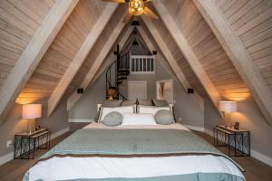 - une chambre mansardée avec un grand lit dans l'établissement Lakefront 3BDR Luxury Home at High Bluffs Lodge 4171, à Suttons Bay