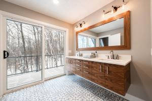 une salle de bain avec un lavabo et une grande fenêtre dans l'établissement Lakefront 3BDR Luxury Home at High Bluffs Lodge 4171, à Suttons Bay 54 autres photos