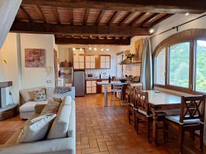 una cucina e un soggiorno con un divano e un tavolo di Casa del Tramonto a Civitella in Val di Chiana