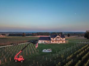 een luchtfoto van een wijngaard met een rode vrachtwagen en een huis bij Ann Riley Farmhouse 6BDR on Yuba Vineyards - 8062 in Rapid City