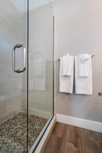 Ένα μπάνιο στο The Birches - Condotel Downtown Lake Leelanau ➠ Unit 2 +31 φωτογραφίες