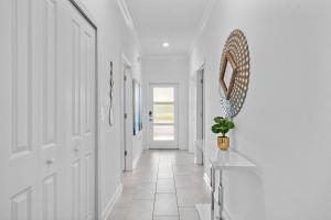 pasillo con espejo y maceta en Spacious 5BR Home with Pool Near Top Attractions, en Kissimmee