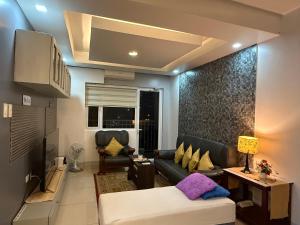 Ruang duduk di 2 BR SMDC Breeze Residences