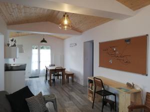 ル・ボワ・プラージュ・アン・レにあるMaison Les Tamarisのリビングルーム(キッチン、テーブル、椅子付)