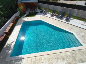 an overhead view of a swimming pool with chairs around it at Stefan in Kras