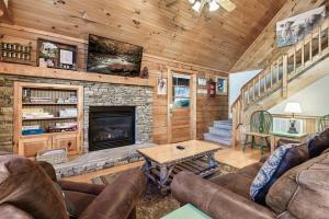 Posezení v ubytování Pigeon Forge View 2 King Bed WiFi Hot Tub