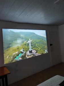 a picture of a tv screen with a statue of a woman at Loft 672 in Petrolina