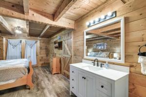 Koupelna v ubytování Pigeon Forge View 2 King Bed WiFi Hot Tub + 43 fotografií