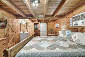 Postel nebo postele na pokoji v ubytování Pigeon Forge View 2 King Bed WiFi Hot Tub