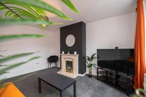 Televiisor ja/või meelelahutuskeskus majutusasutuses Spacious 4-Bed House with Parking Near City Centre