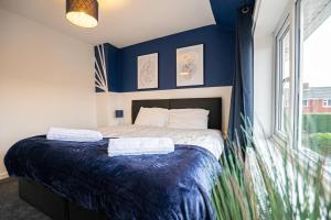 Voodi või voodid majutusasutuse Spacious 4-Bed House with Parking Near City Centre toas +11 fotot