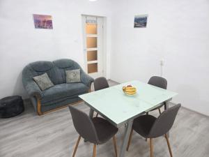a living room with a table and a couch at Teglas Apartment in Mediaş