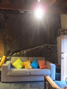 São Pedro de AlvaにあるCasa do Rio Alvaのカラフルな枕付きのソファが備わる客室です。