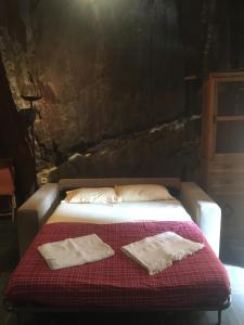São Pedro de AlvaにあるCasa do Rio Alvaのベッド1台(タオル2枚付) +6枚の写真