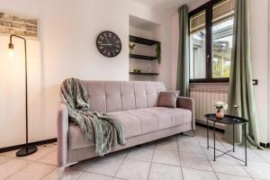 Un lugar para sentarse en Lake Como-Volta hub,parcheggio e giardino