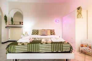 LakeComo- Voltahub في كومو: غرفة نوم بها سرير كبير في الغرفة