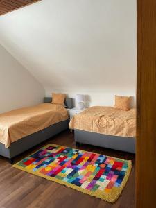 - une chambre avec 2 lits et un tapis au sol dans l'établissement Ulrikesferienwohnung1, à Hombourg