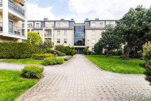 a walkway in front of a building at Victus Apartamenty, Apartament Ocean in Sopot