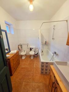 Un baño con bañera, inodoro y lavabo. en Rubia Soala 162,  6 fotos más