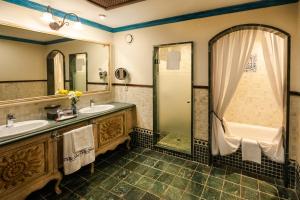 a bathroom with a tub and a sink and a shower at Europe Villa Cortes GL in Playa de las Americas