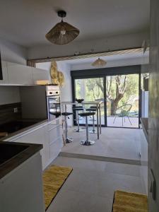 una cucina con un tavolo e una sala da pranzo di Maison Rez-de-jardin 80 m de la plage a Serra di Ferro