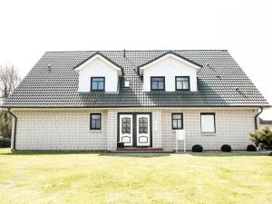 a large white house with a large yard at Appartements Stinteck WW45 in Stinteck