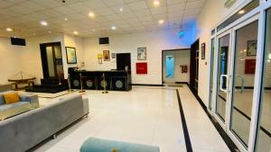 Зона вітальні в Almultaqa Hotel فندق الملتقى