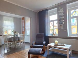a living room with a table and a dining room at Auszeit-Oase in Niederorschel