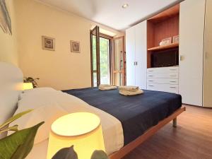 Un dormitorio con una cama grande y un televisor. en New Alguerhouse, en Alghero