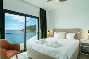 una camera da letto con un letto con vista sull'oceano di GuestReady - Endless Ocean Views a Santa Cruz