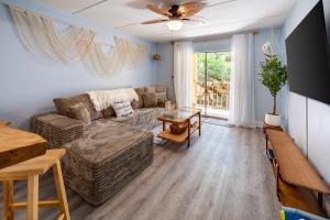 玛丽埃斯特Calm Waterside Condo - Views, Pool & Family Fun的带沙发和桌子的客厅