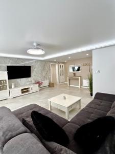 a living room with a couch and a table at Apartman Leoni 1 linea in Salou