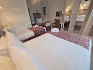 Łóżko lub łóżka w pokoju w obiekcie Maples House Hotel