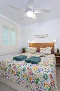 ein Bett mit zwei Kissen darauf in einem Schlafzimmer in der Unterkunft Calle Agua Center&Parking&Woodland in Málaga