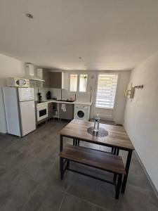 Kuchyň nebo kuchyňský kout v ubytování Villa spacieuse avec piscine privée à Montpellier